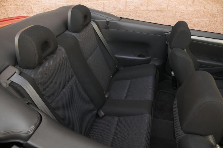 Интерьер Toyota Camry Solara Sport Convertible 2006 года  (фото 4 из 24)